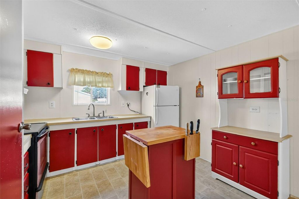 Photo of 563 Tammi Drive, Leesburg, FL 34788 (MLS # G5104375)