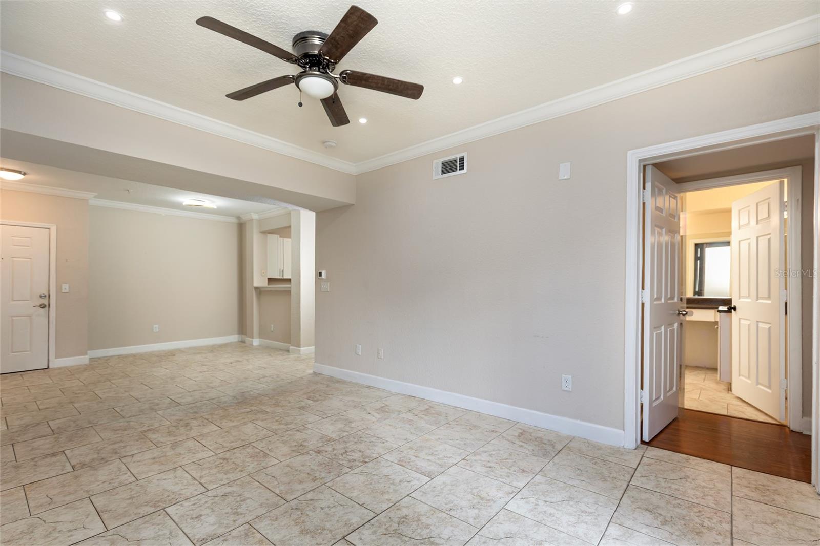 206 E SOUTH STREET 4007