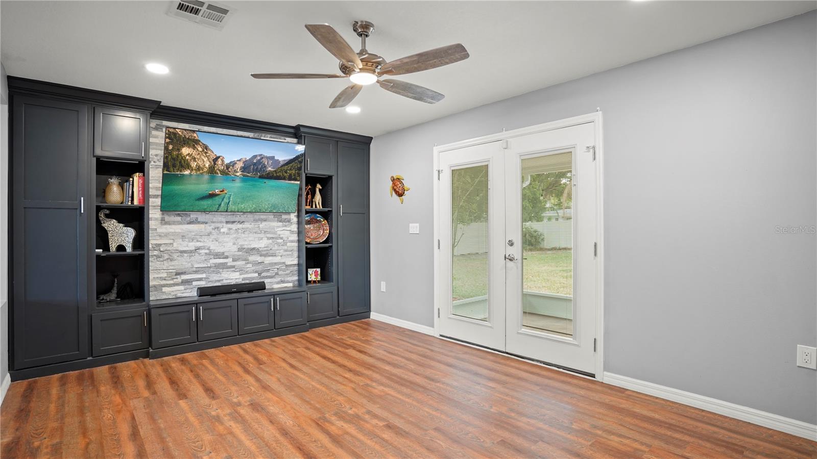 ARDMORE MANOR - Residential