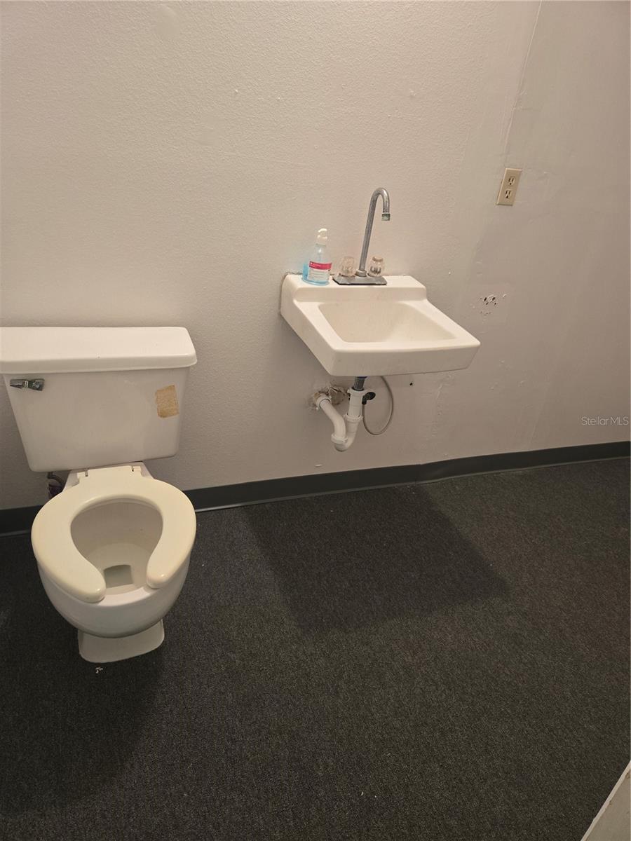 PINELLAS FARMS - Commercial Lease