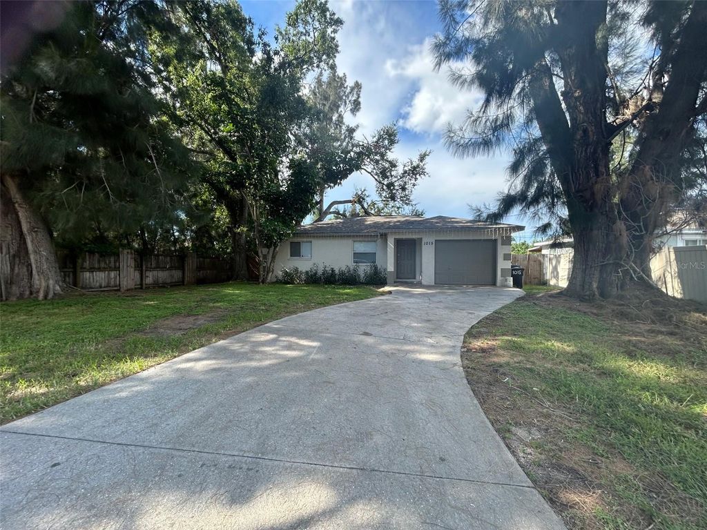 Photo of 1015 61st Avenue Drive E, Bradenton, FL 34203 (MLS # A4680668)