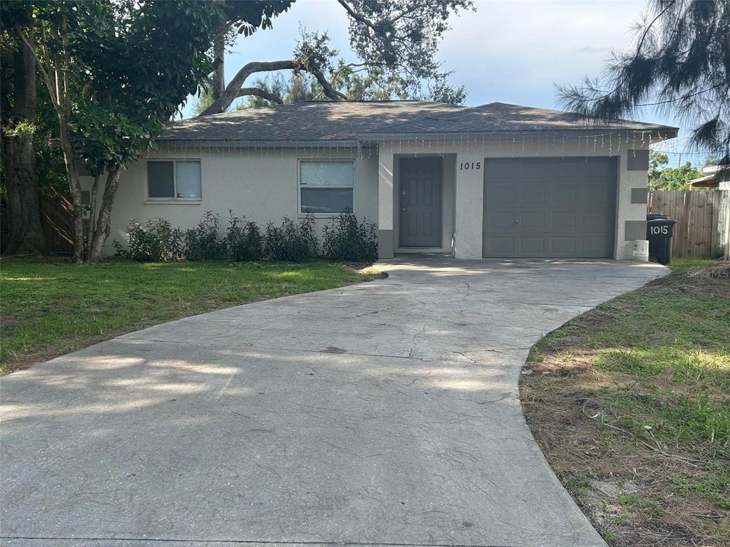 Photo of 1015 61st Avenue Drive E, Bradenton, FL 34203 (MLS # A4680668)