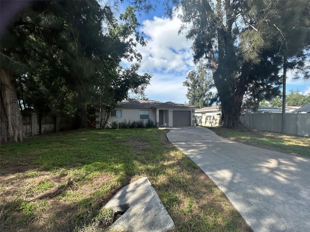 Photo of 1015 61st Avenue Drive E, Bradenton, FL 34203 (MLS # A4680668)