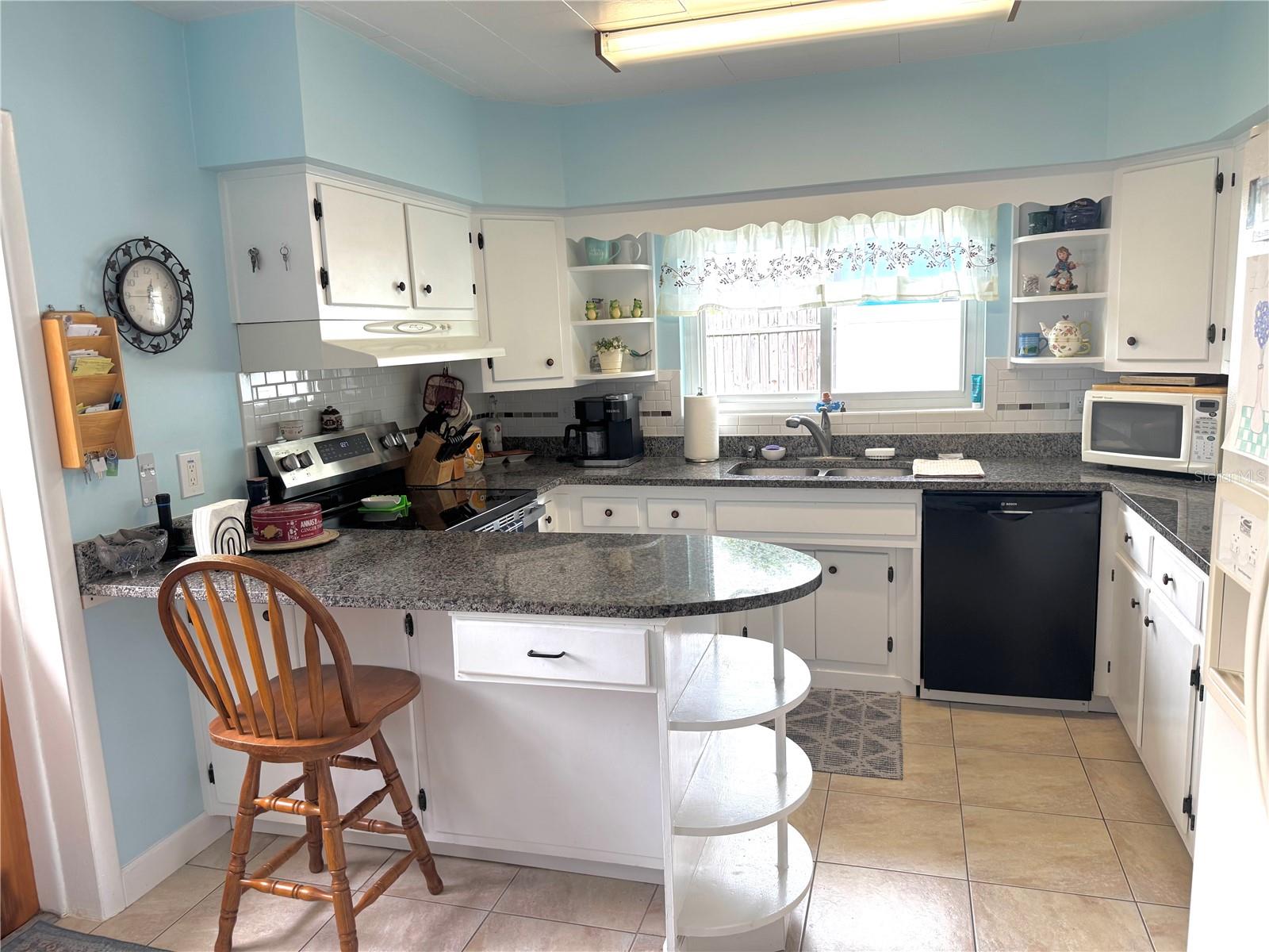 1527 LAKEVIEW ROAD