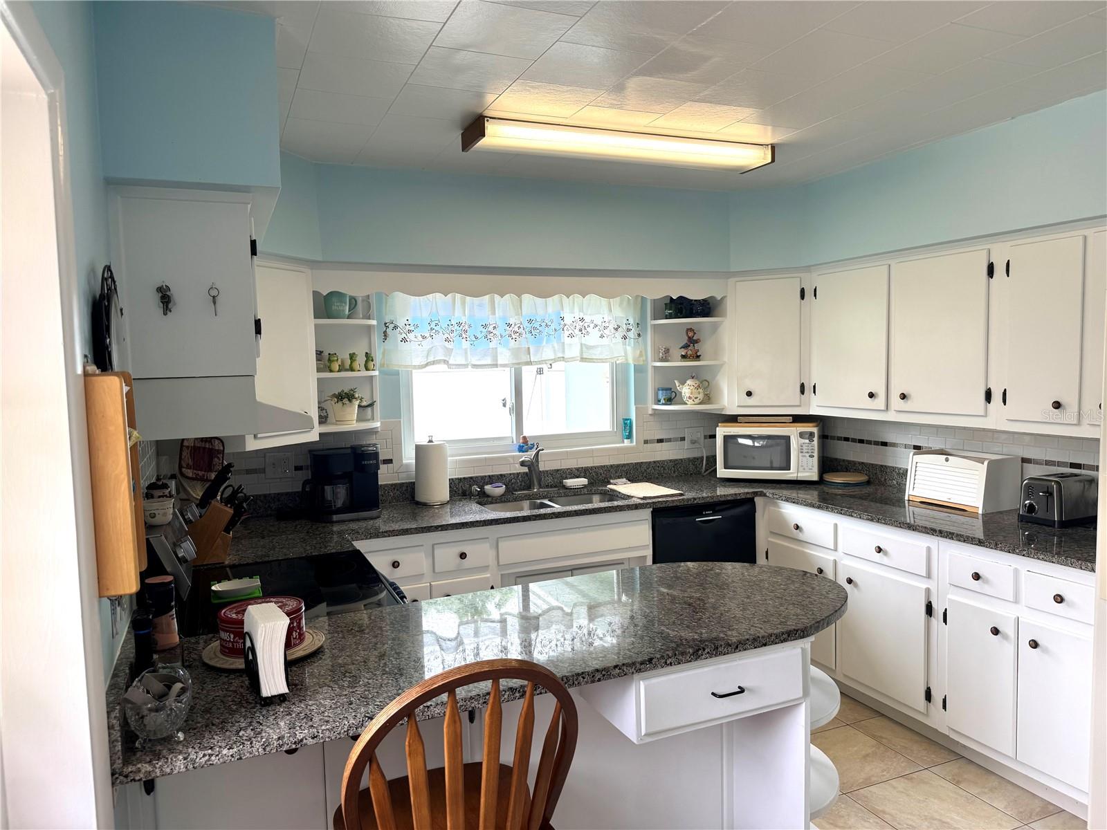 1527 LAKEVIEW ROAD