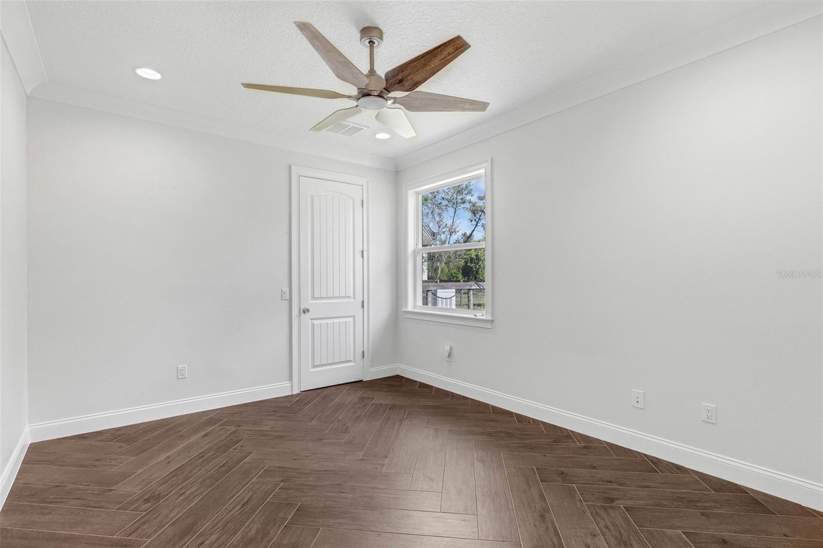 SILVER SPRINGS SHORES - Residential