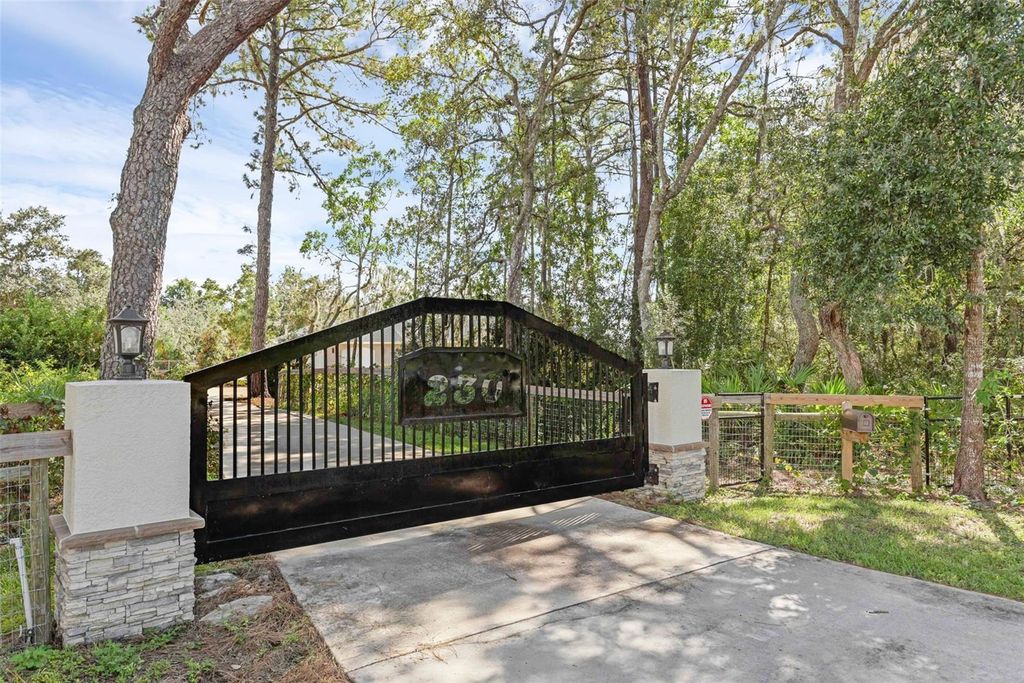 Photo of 230 Fisher Run, Ocklawaha, FL 32179 (MLS # G5102529)