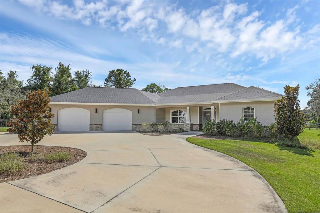 Photo of 230 Fisher Run, Ocklawaha, FL 32179 (MLS # G5102529)