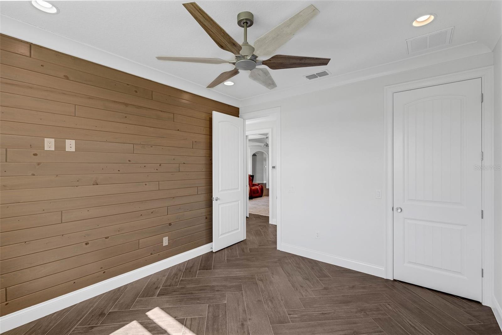 SILVER SPRINGS SHORES - Residential