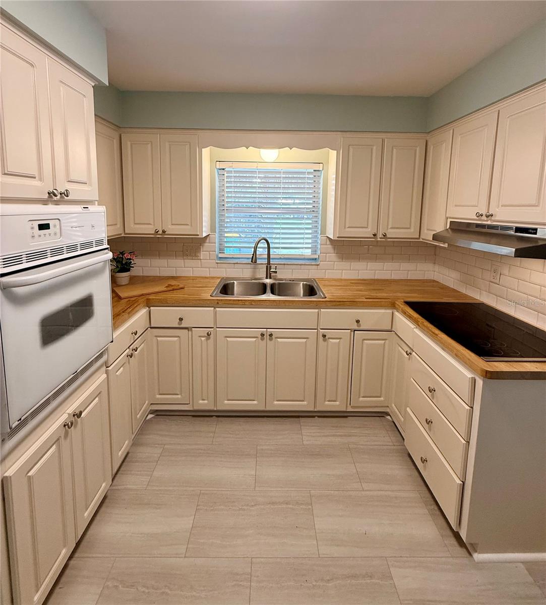 FRST HILLS - Residential Lease