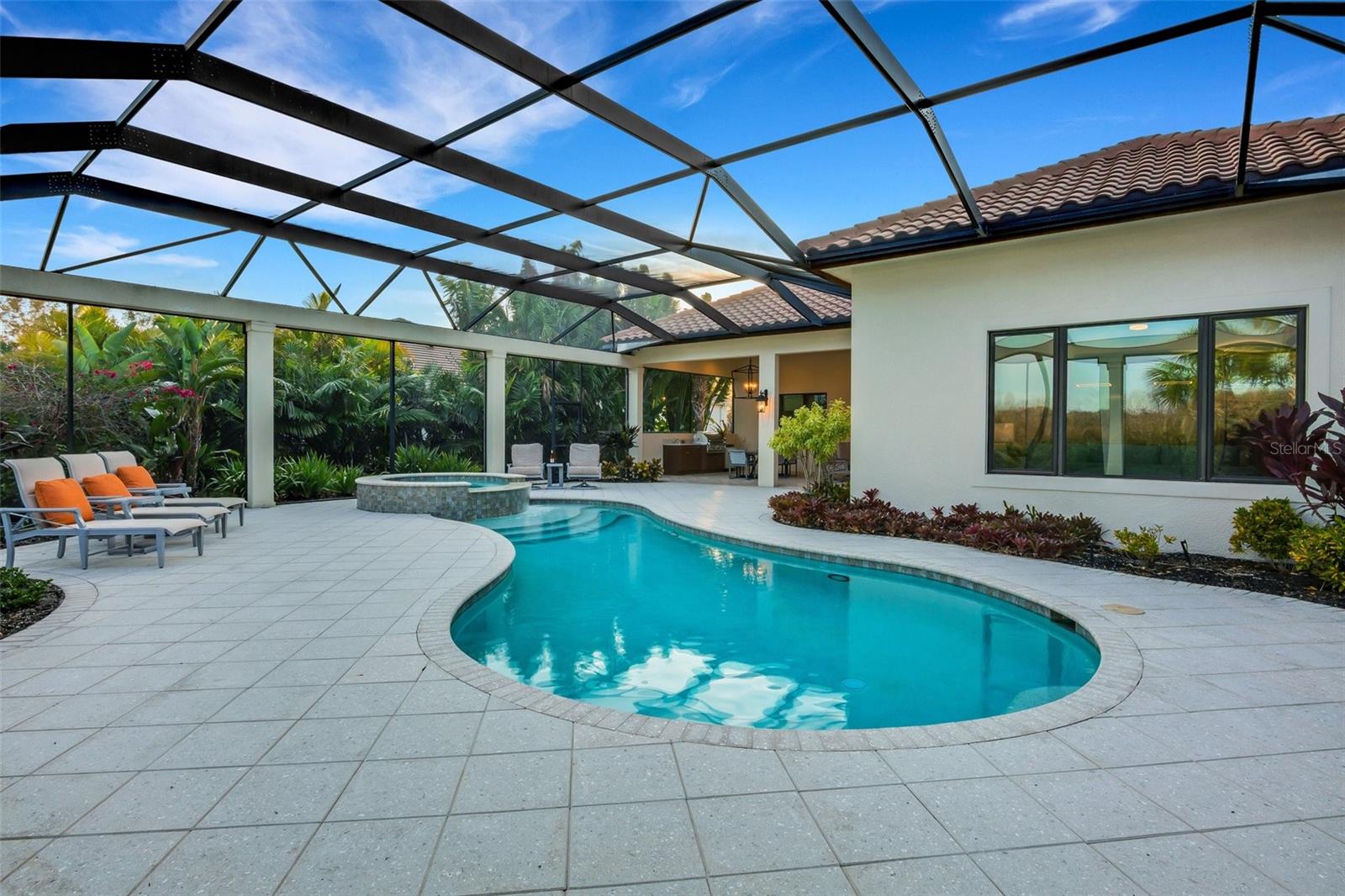 FOUNDERS CLUB - Residential