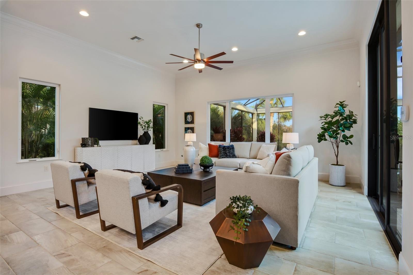 FOUNDERS CLUB - Residential