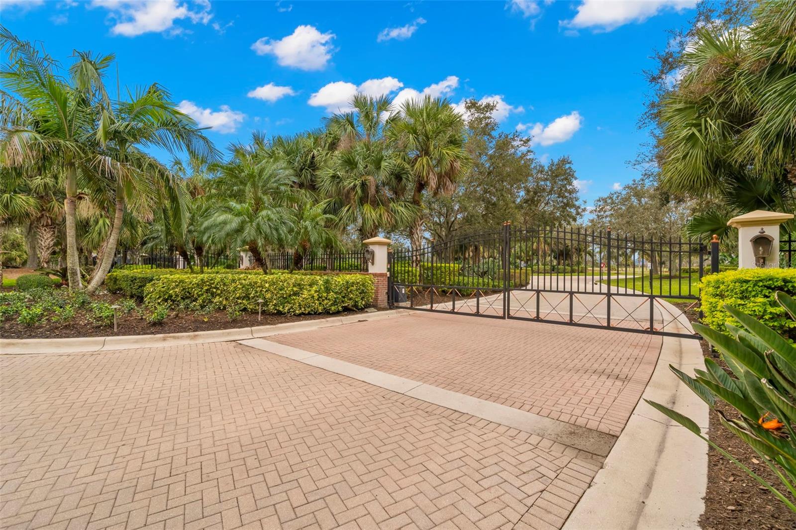 FOUNDERS CLUB - Residential