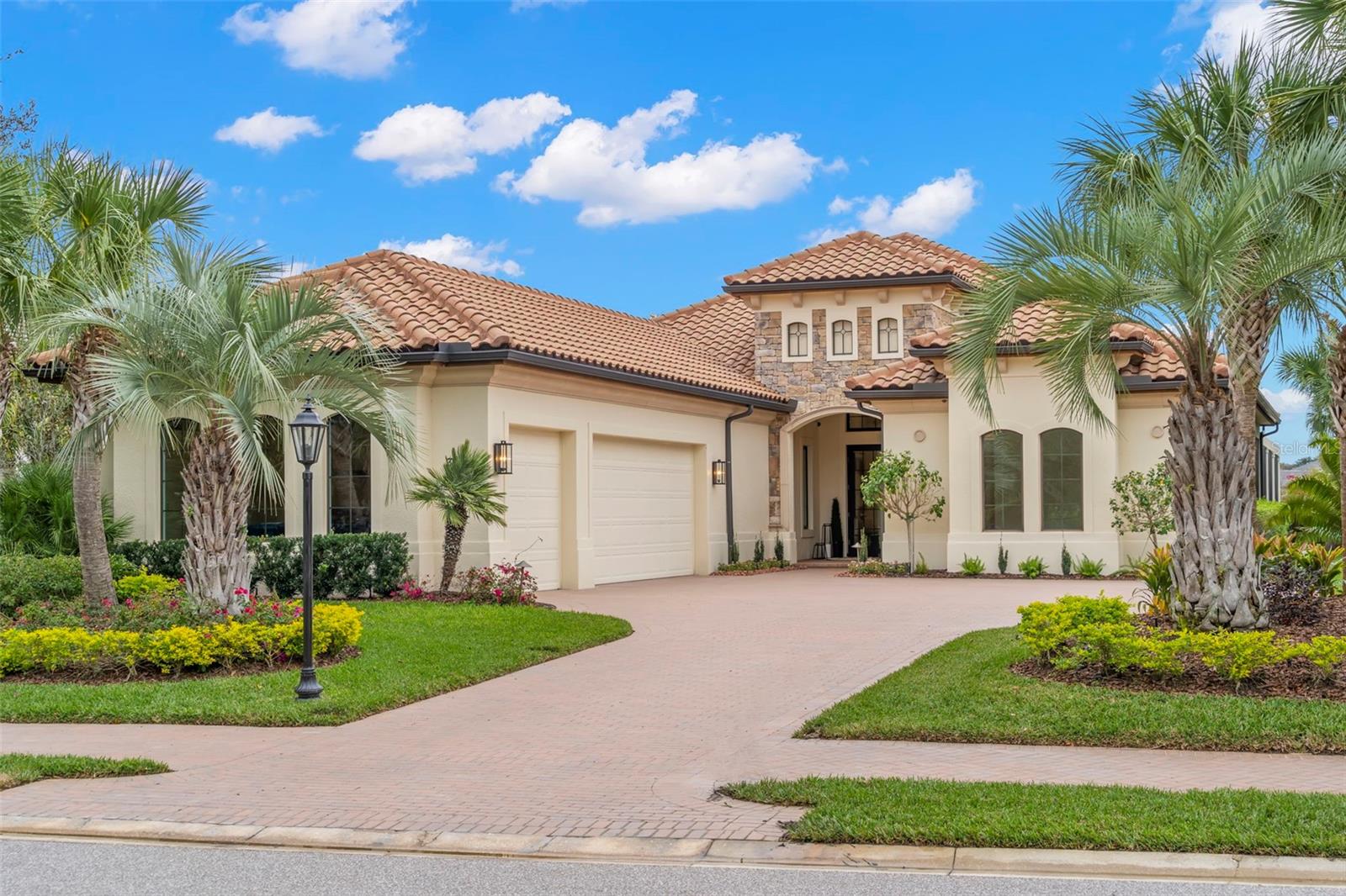 FOUNDERS CLUB - Residential