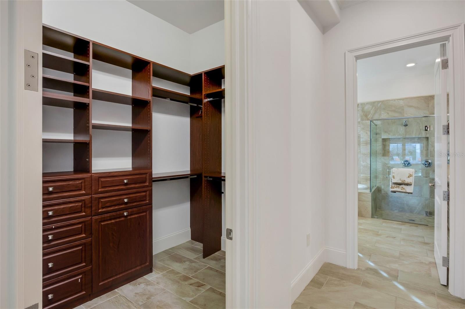 FOUNDERS CLUB - Residential