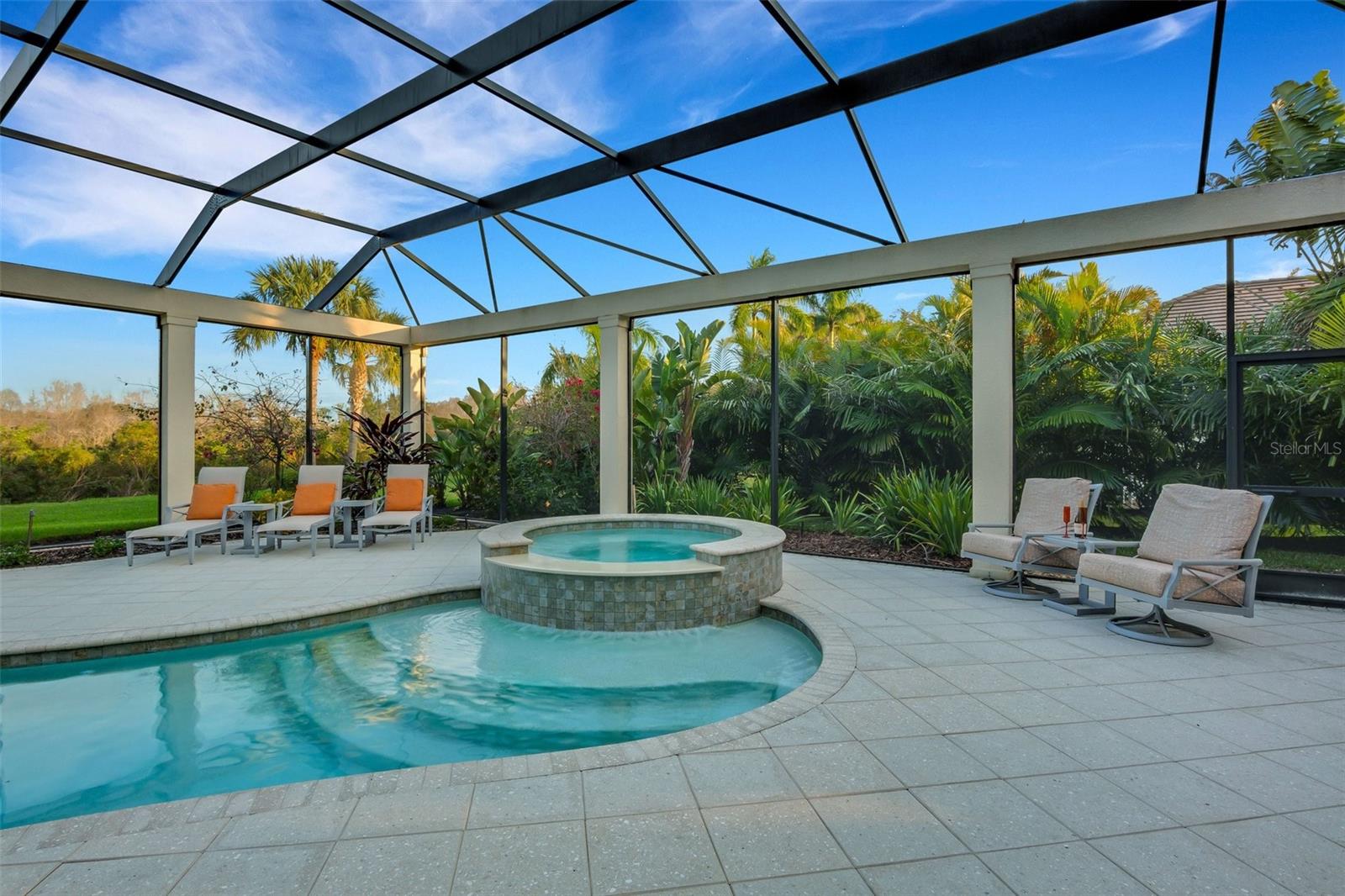 FOUNDERS CLUB - Residential