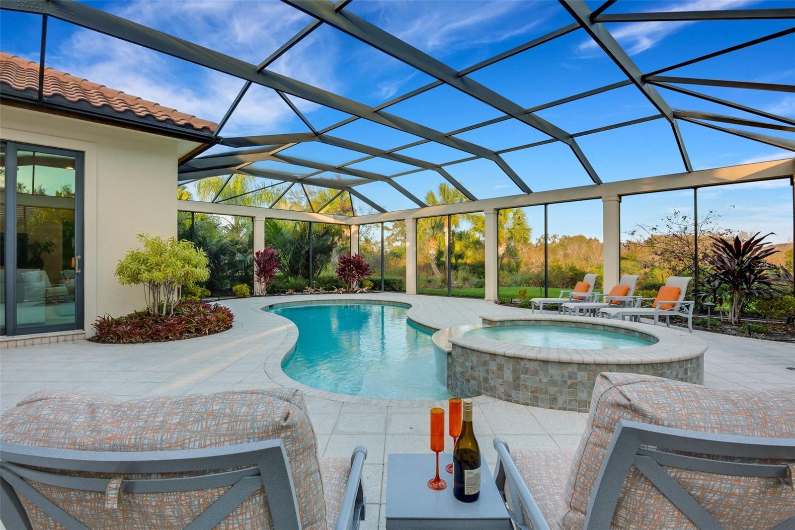 FOUNDERS CLUB - Residential