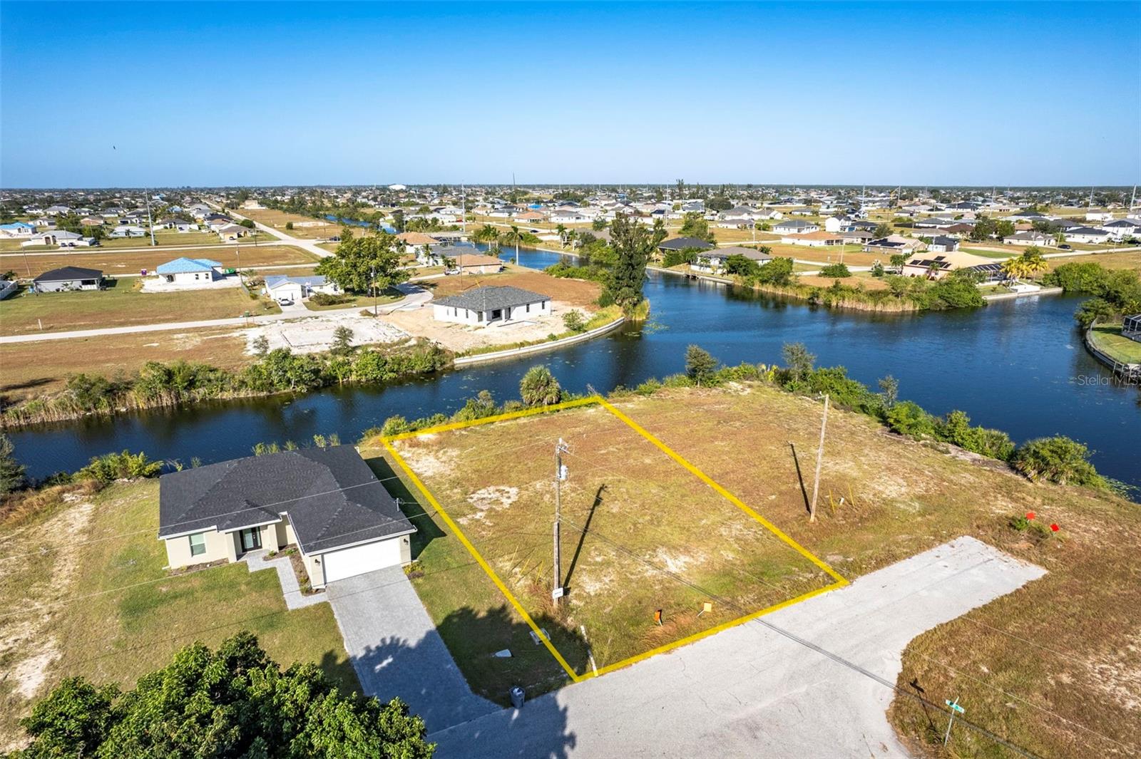 Discover the perfect canvas for your future! This prime piece of vacant land awaits your imagination to bring it to life. Whether you're an investor looking for a great opportunity or a homeowner in search of your dream property, this lot has the potential to fulfill your aspirations. Its prime location, stunning views, and the bonus of backing up to a freshwater canal offer countless possibilities to the discerning buyer.
Take advantage of this exceptional opportunity to own your paradise with direct access to a freshwater canal.