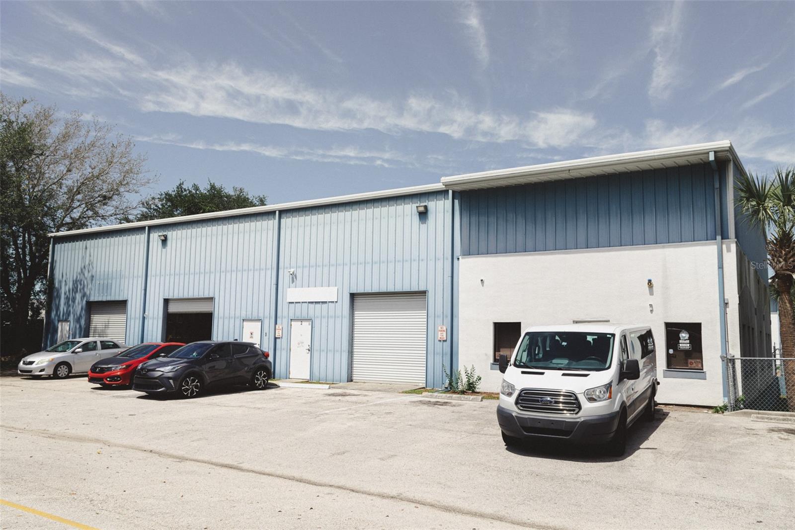 This spacious warehouse unit offering plenty of room for your business needs. Conveniently located in Orlando, FL, this unit is ideal for storage, distribution, or light manufacturing. Good road access and plenty of parking.
The space is currently occupied but will be available for lease at the end of February. Don’t miss out on this opportunity to secure a flexible and functional workspace in a prime location.
For more details or to schedule a viewing, contact us today!