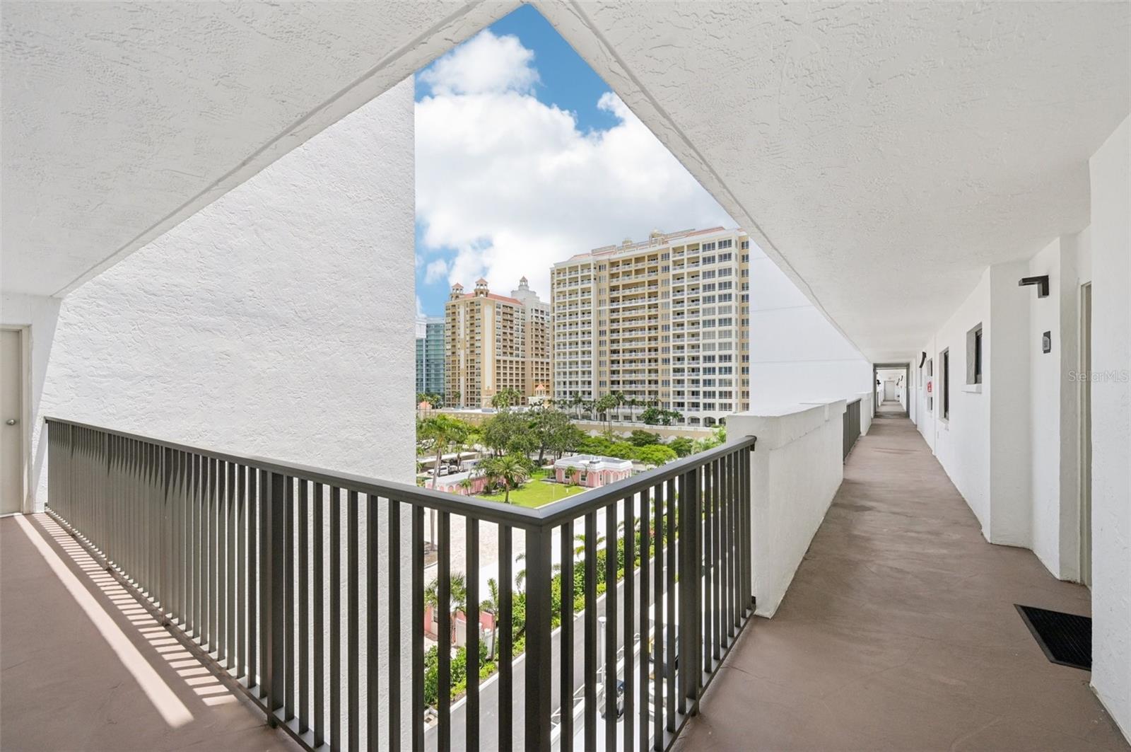 SUNSET TOWERS - Residential