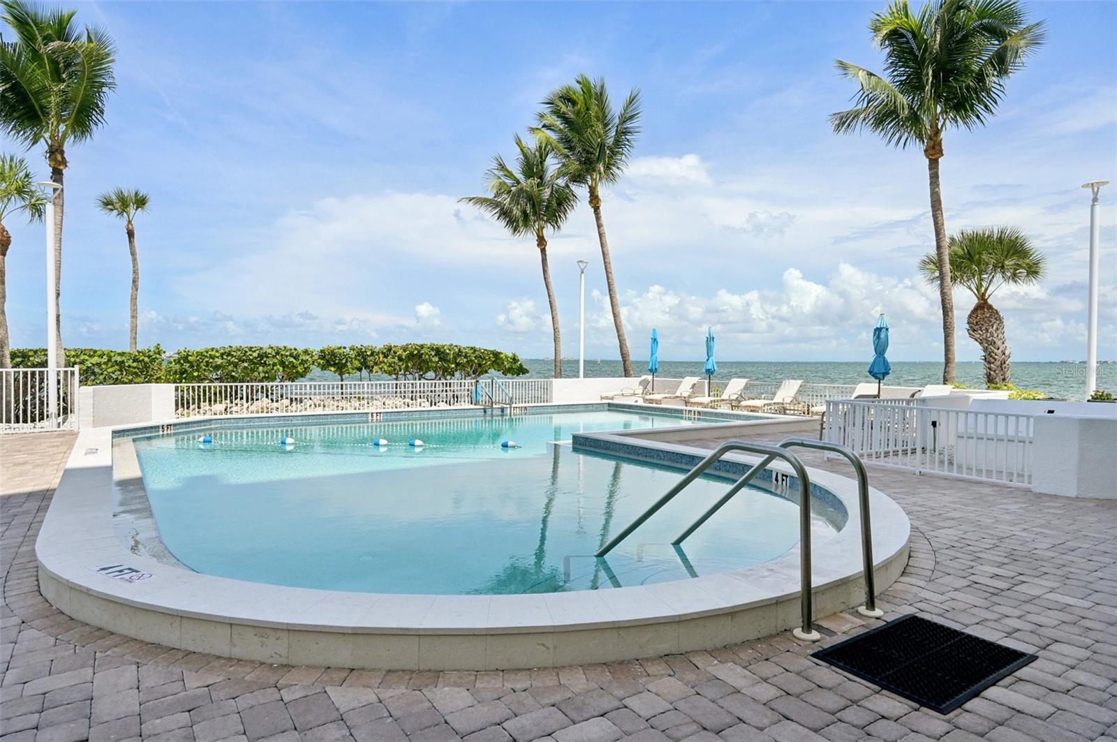 SUNSET TOWERS - Residential