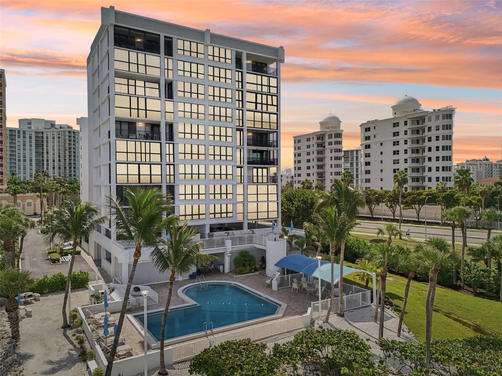 SUNSET TOWERS - Residential