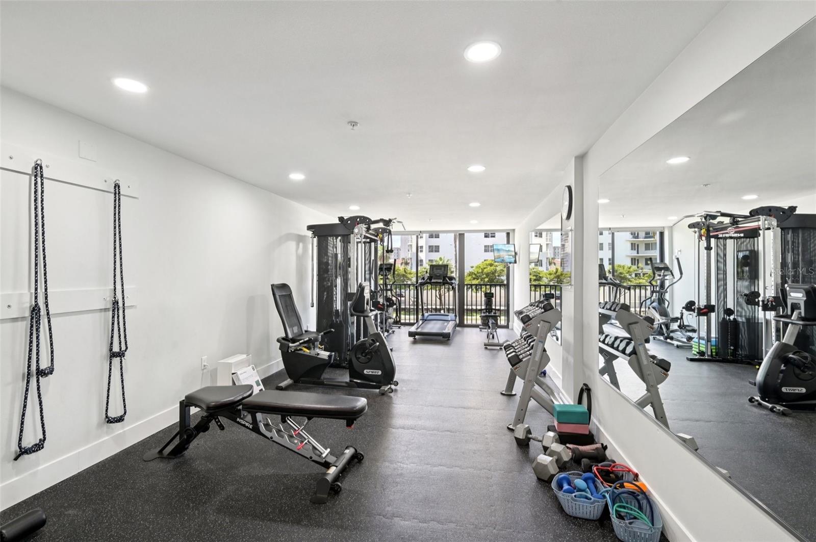 SUNSET TOWERS - Residential