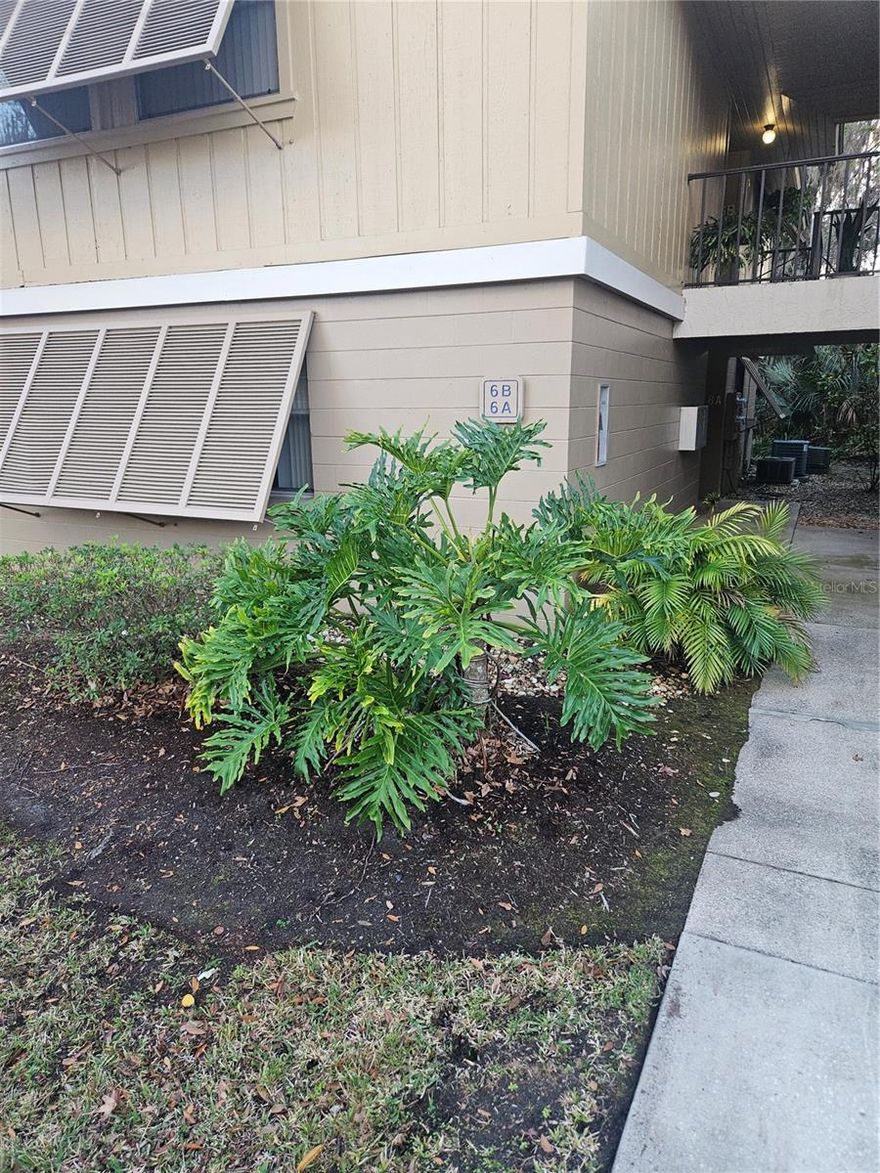 WONDERFUL LOCATION SO MENY THINGS TO DO.  FISHING SAINT JOHNS RIVER / LAKE MONROW , SWIMMING POOL, BIKE PATH, PARK, AND GREEN SPRINGS.  AND SHOPING TOO.  DOWN STAIRS UNIT 2 BEDROOM 2 BATH OPEN FLOOR PLAN WITH 2 SLIDERS THAT GO OUT TO THE SCREEN PORCH THAT OVER LOOKS PRIVATE WOODED AREA.