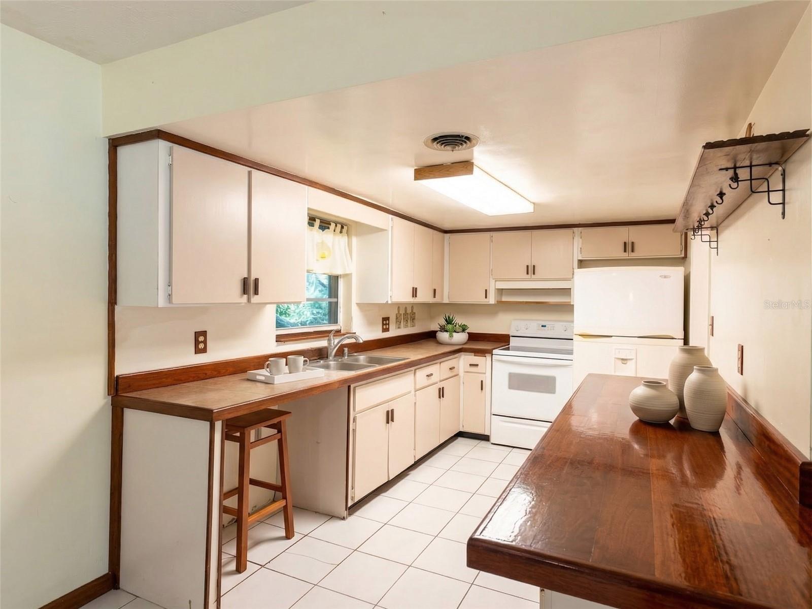 PARKWAY GROVES ESTATES - Residential