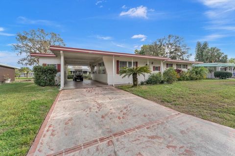 A home in TAVARES