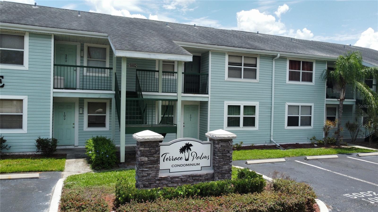 2 bedroom 2 bath excellent location, walking distance to restaurants, bus stops, USF, and more.Community pool. Washer dryer included. Balcony. All new appliances.