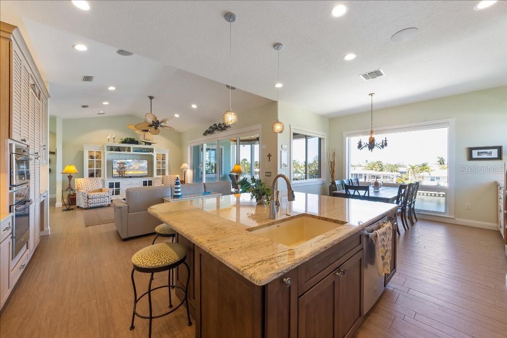 HOLMES BEACH 17TH UNIT - Residential