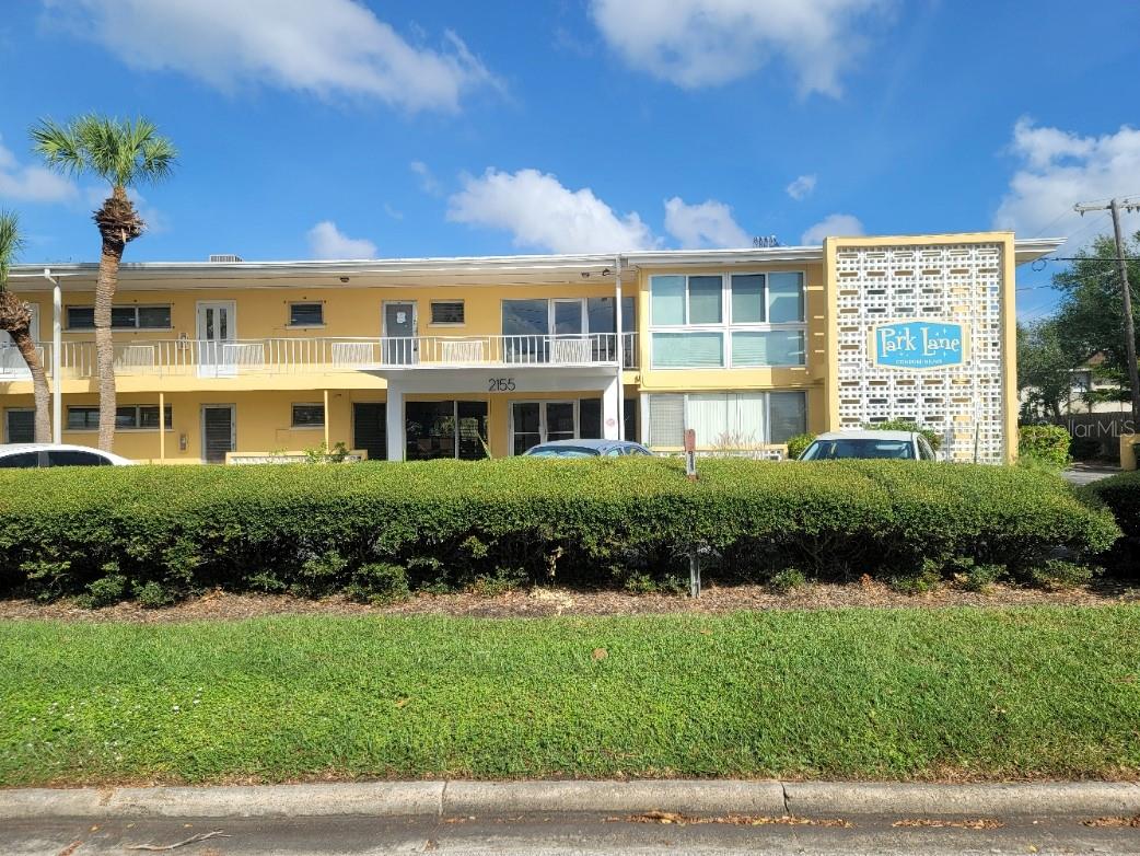 Studio Condo in Prime Sarasota Location – Endless Potential!
Located in the heart of Sarasota, this second-floor studio unit offers an incredible opportunity to personalize your own space in a highly sought-after community. Just steps from Payne Park and less than a mile to downtown, you’ll enjoy unmatched convenience to shopping, dining, entertainment, and recreation.
Park Lane is a charming community offering fantastic amenities, including a sparkling pool, clubhouse with library, onsite laundry, assigned parking, and private storage lockers. The building boasts solid concrete construction, a brand-new roof (2023), and is outside the flood zone, with no storm damage reported.
Situated directly across from Publix and next to the Legacy Trail, you’re also near local churches and all the action of downtown Sarasota. Enjoy everything Payne Park has to offer—12 Har-Tru tennis courts, 8 pickleball courts, a skate park, disc golf, playgrounds, and the beloved Citrus Café.
A rare opportunity to create value in a prime Sarasota location—schedule your showing today!