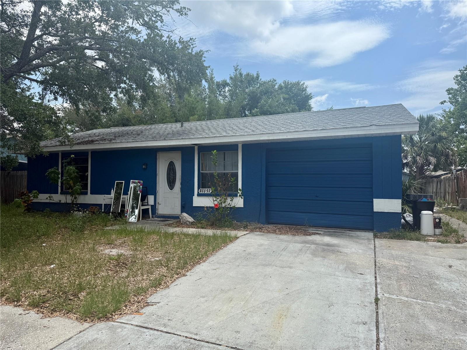 Motivated seller and great investment opportunity! This single family home needs a light renovation and is ready for your personal touch, either for yourself of your next tenant! See it for yourself today!