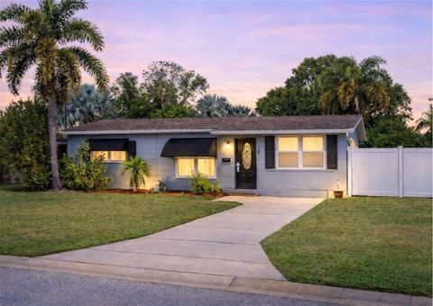 Photo of 1541 68th Avenue N, St Petersburg, FL 33702 (MLS # TB8463364)