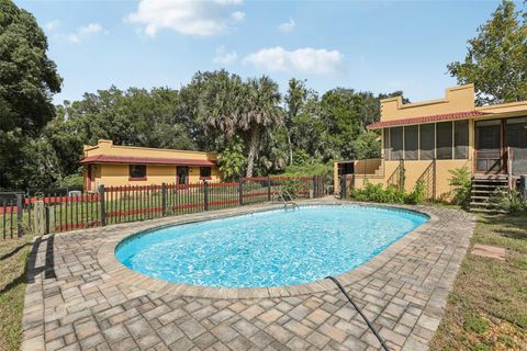 Photo of 308 Sunnyside Dr, Leesburg, FL 34748 (MLS # G5096774)