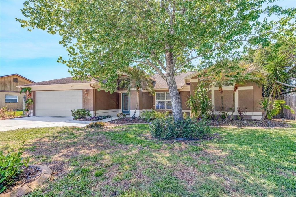 Photo of 3006 Sprawling Oaks Place, Valrico, FL 33596 (MLS # TB8497543)