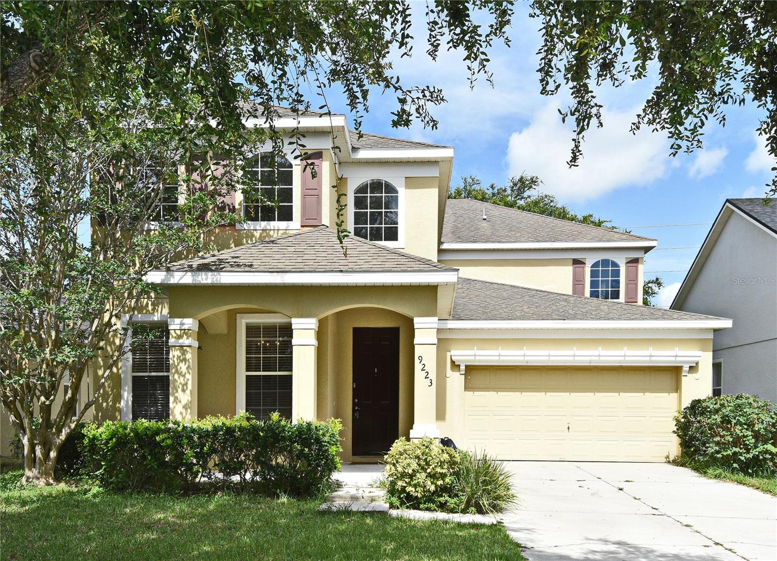 Beautiful, 5 bed 3 bath home in the wonderful Community of Newbury park, bordering orlando to Windermere.
Home is freshly painted inside. It has a big kitchen, with granite counter tops, and has the guest bedroom and bathroom downstairs. Home is zoned for excellent schools, and is close to Highways, Disney, shopping and Convenient to the airport. Room Sizes are an estimate, buyer to verify.