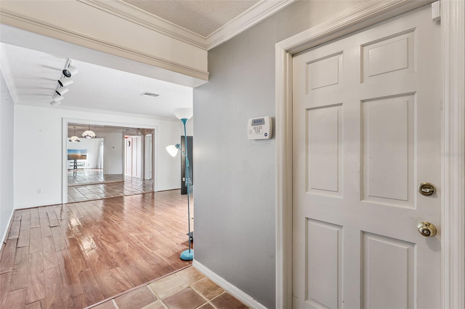 COUNTRY CLUB TWNHS WEST - Residential