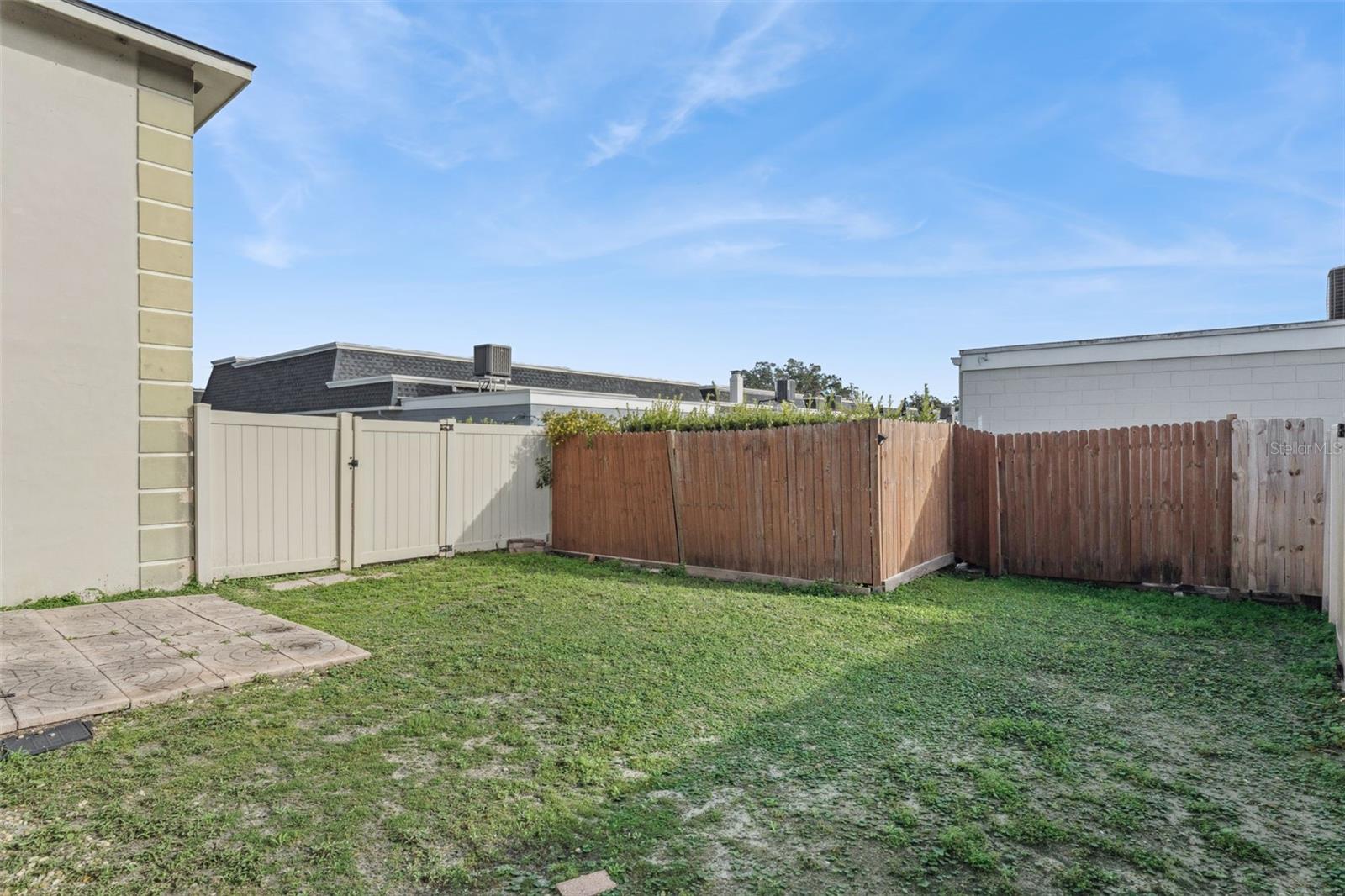 COUNTRY CLUB TWNHS WEST - Residential