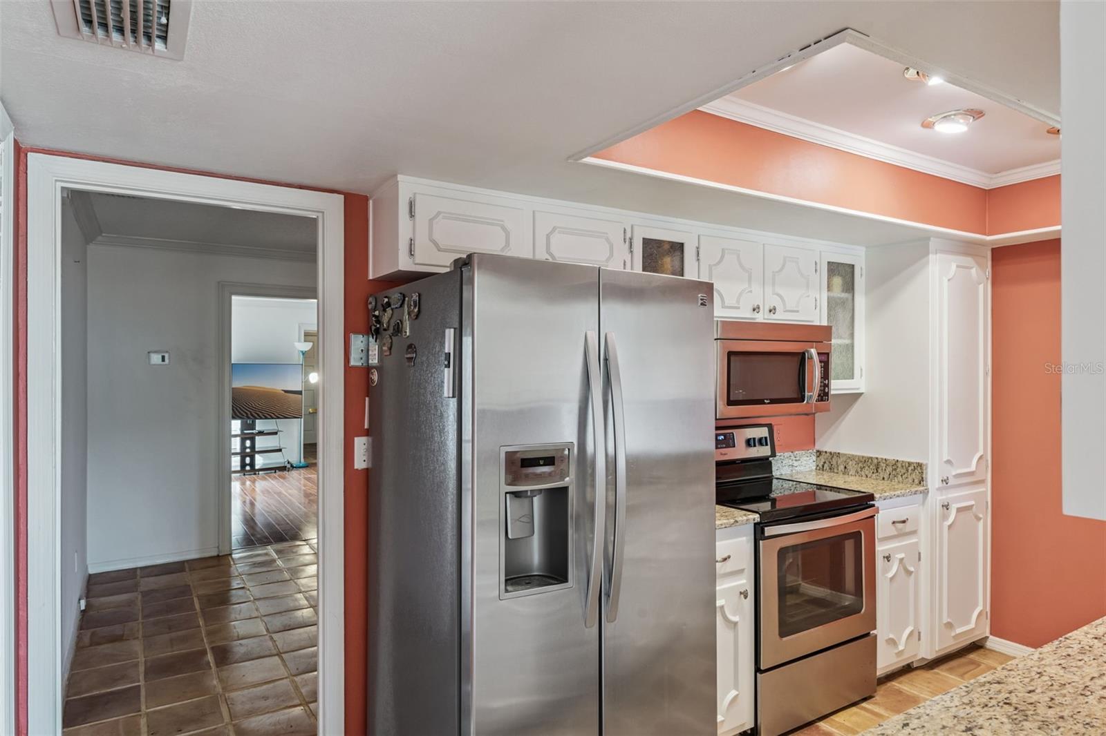 COUNTRY CLUB TWNHS WEST - Residential