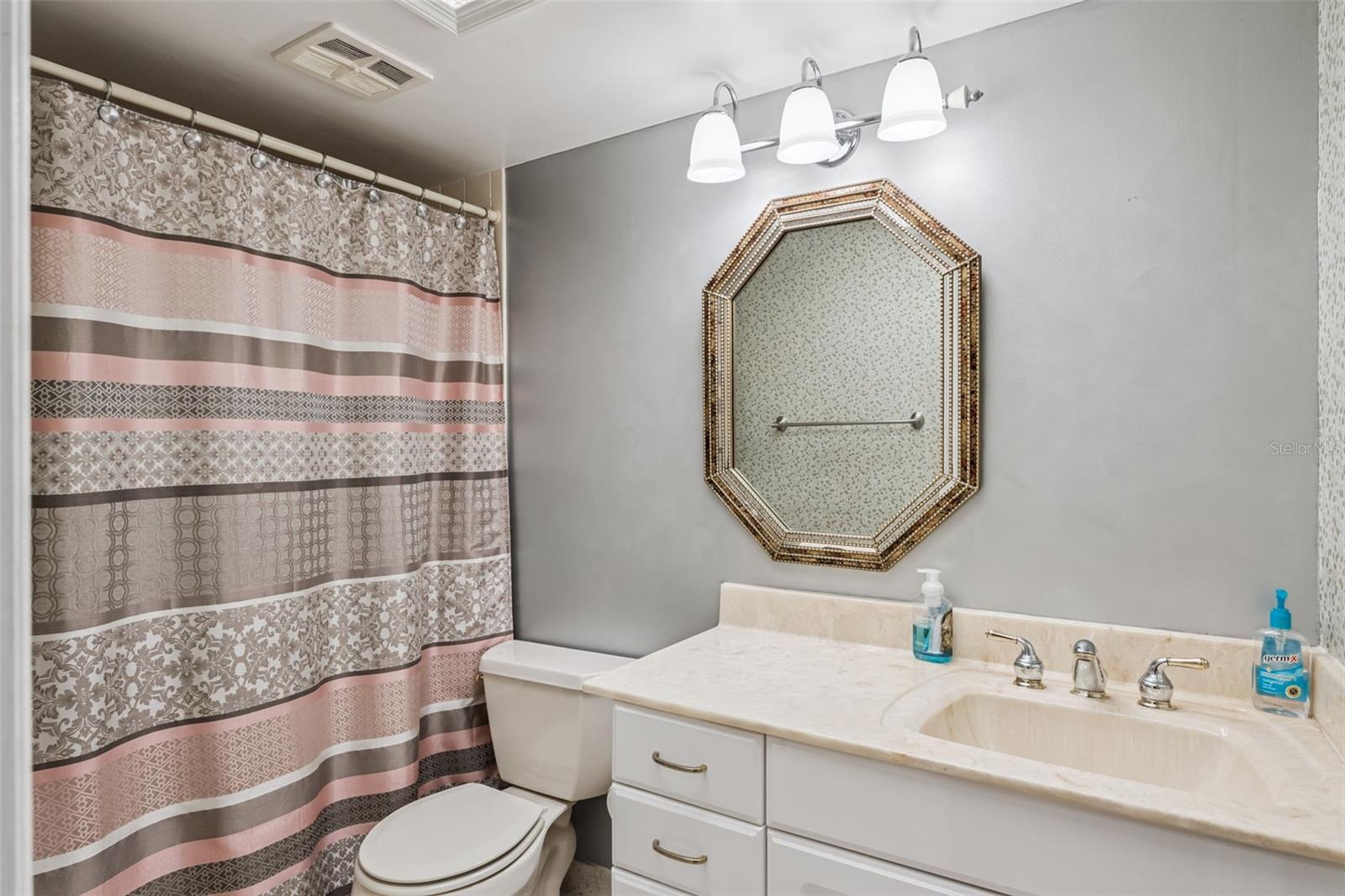 COUNTRY CLUB TWNHS WEST - Residential