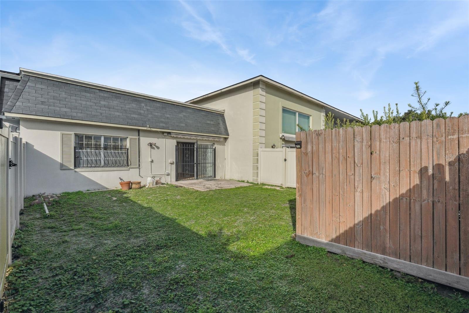 COUNTRY CLUB TWNHS WEST - Residential