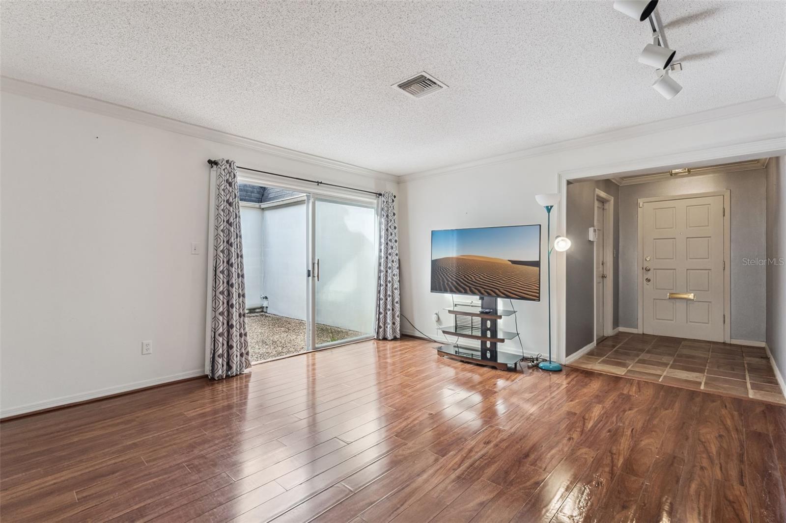 COUNTRY CLUB TWNHS WEST - Residential