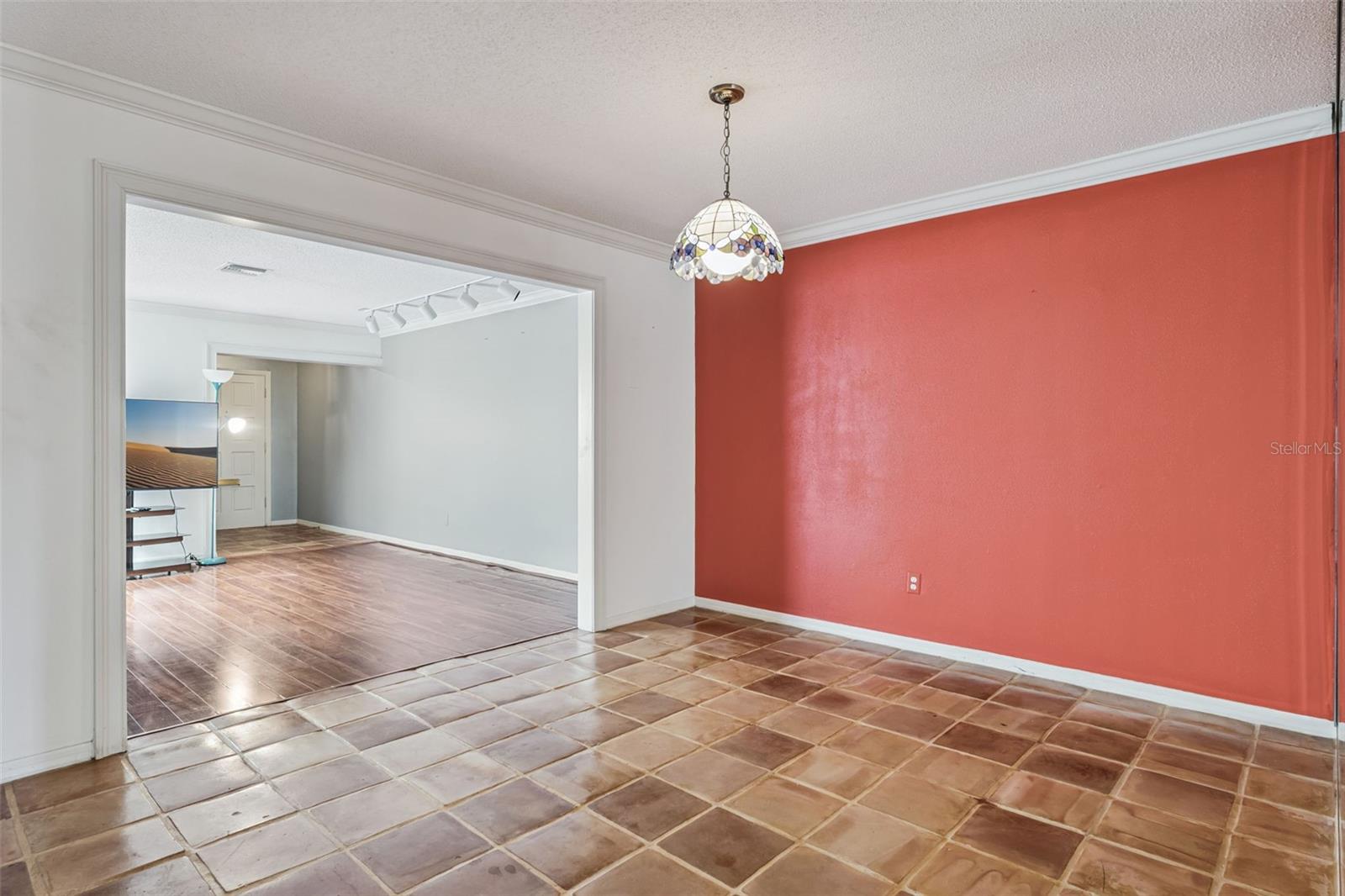 COUNTRY CLUB TWNHS WEST - Residential