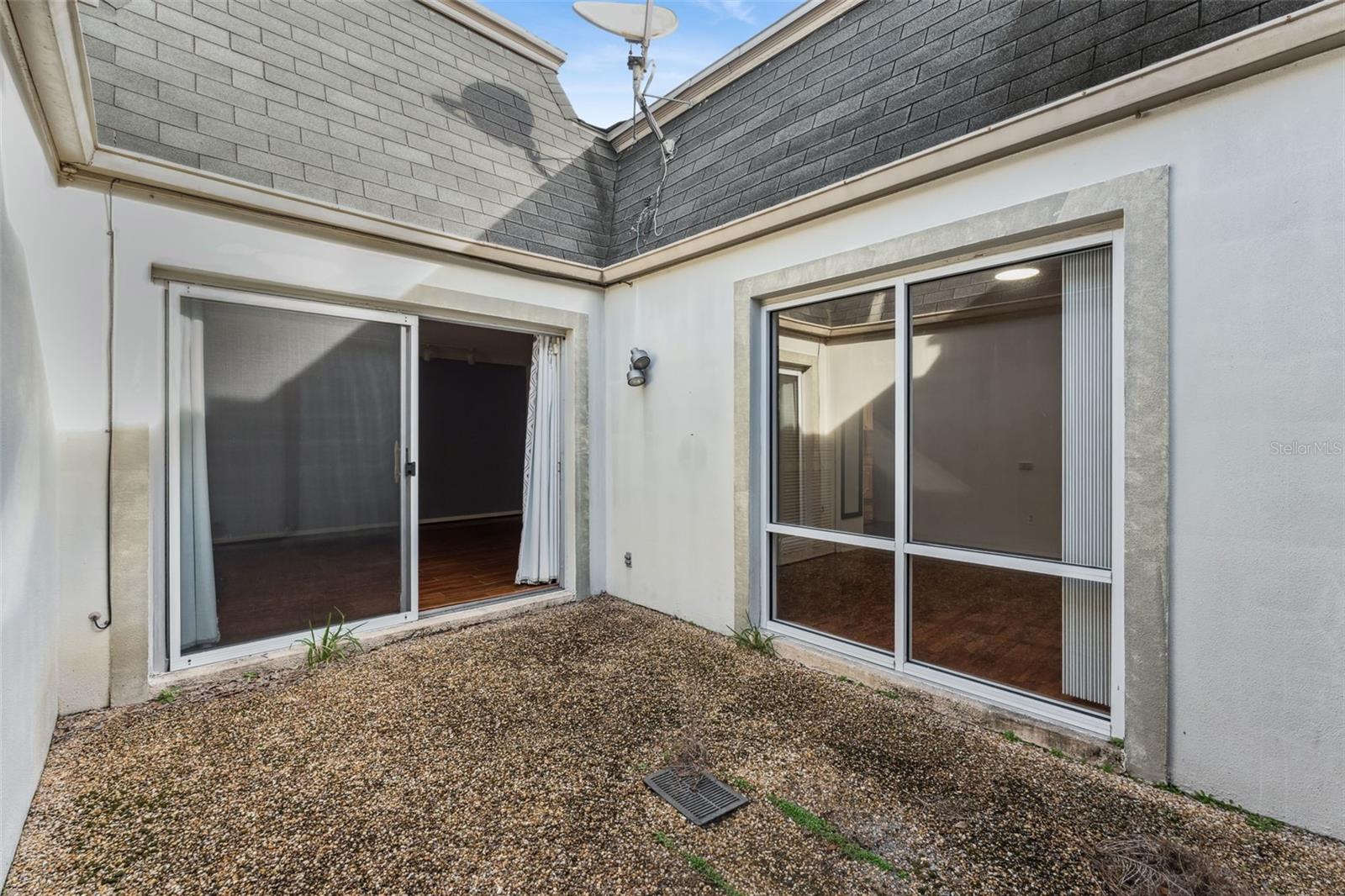 COUNTRY CLUB TWNHS WEST - Residential