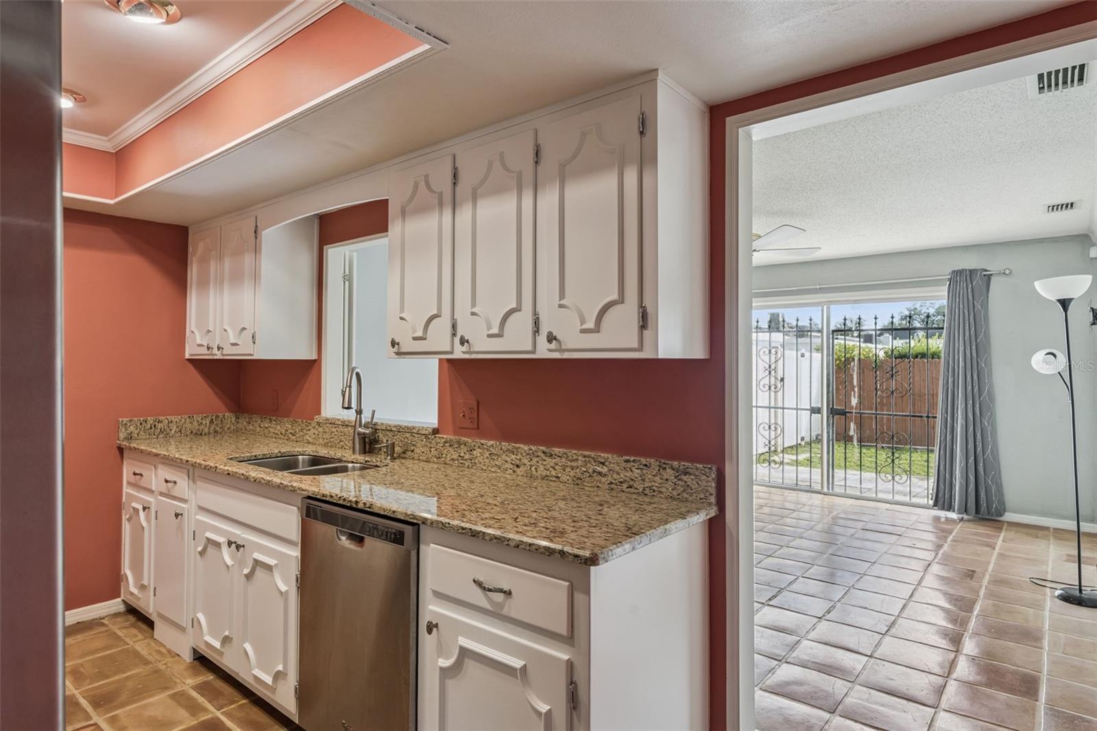 COUNTRY CLUB TWNHS WEST - Residential