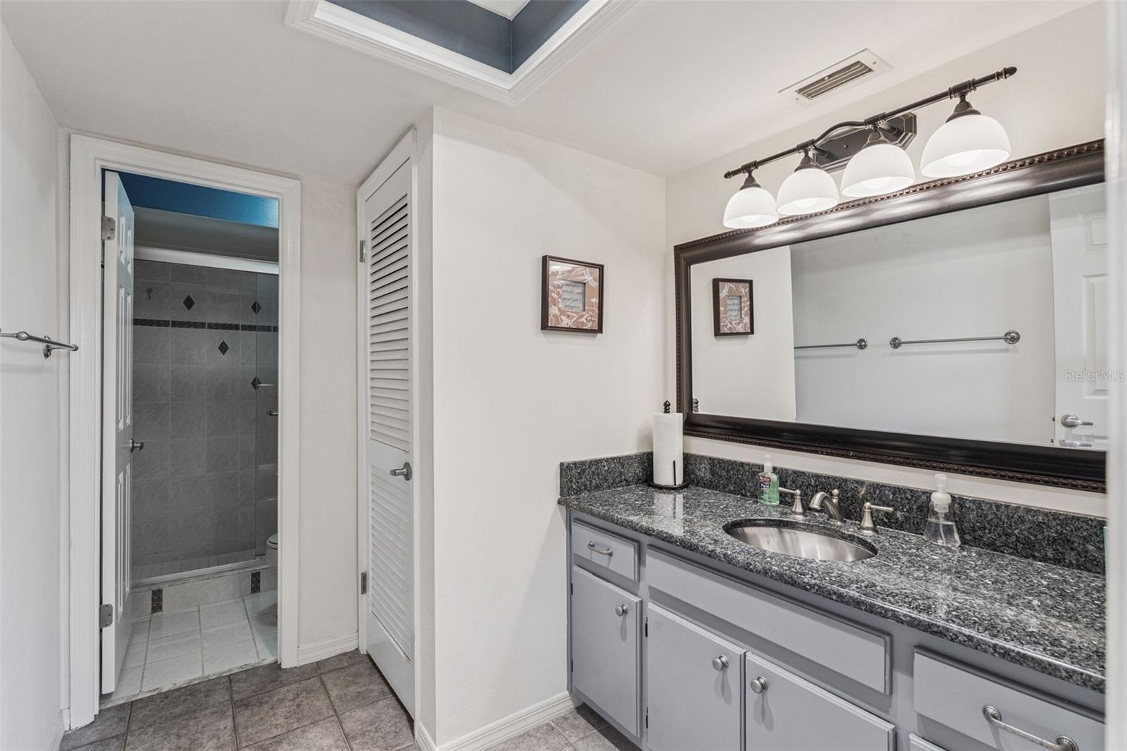 COUNTRY CLUB TWNHS WEST - Residential