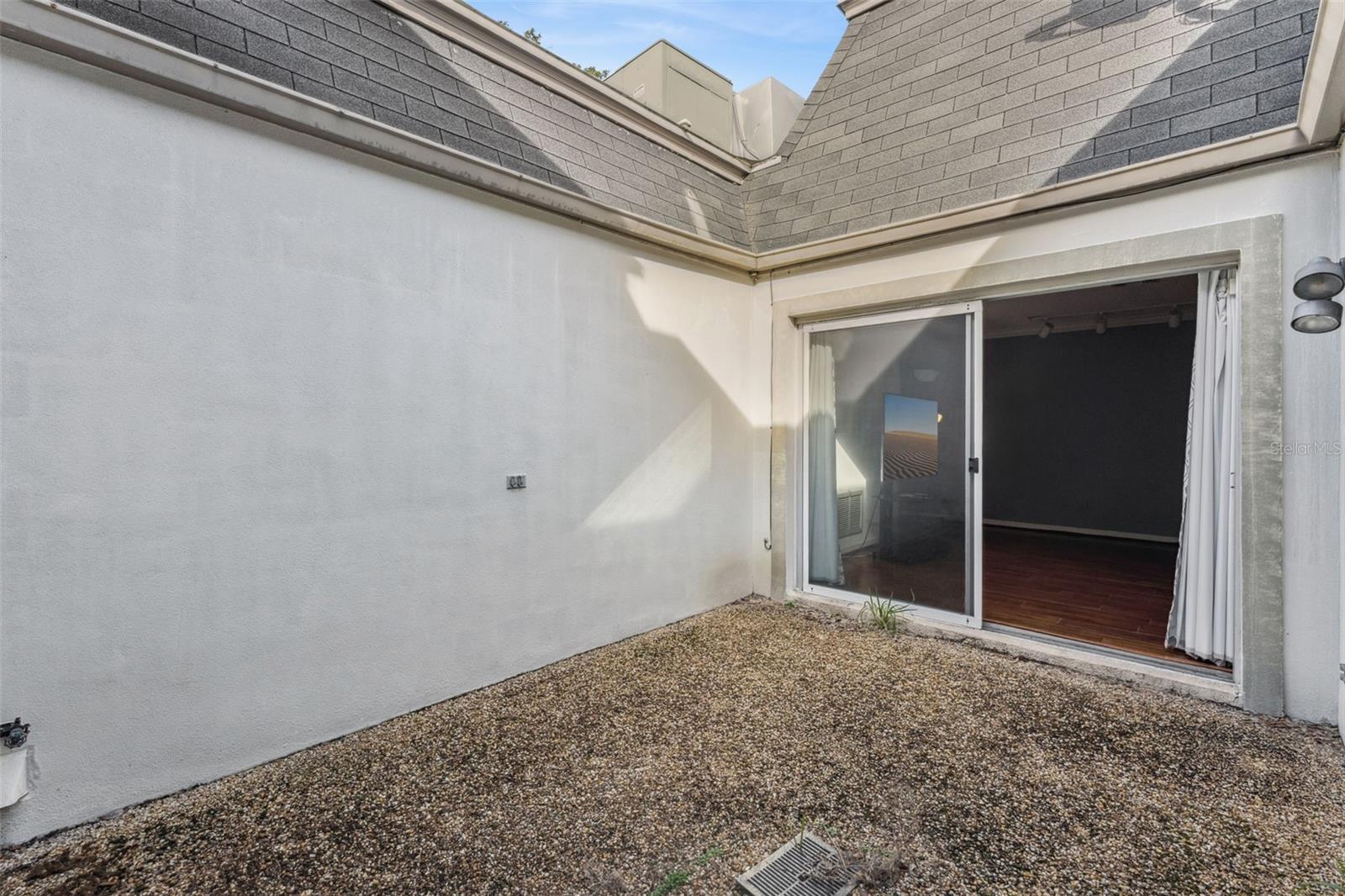 COUNTRY CLUB TWNHS WEST - Residential