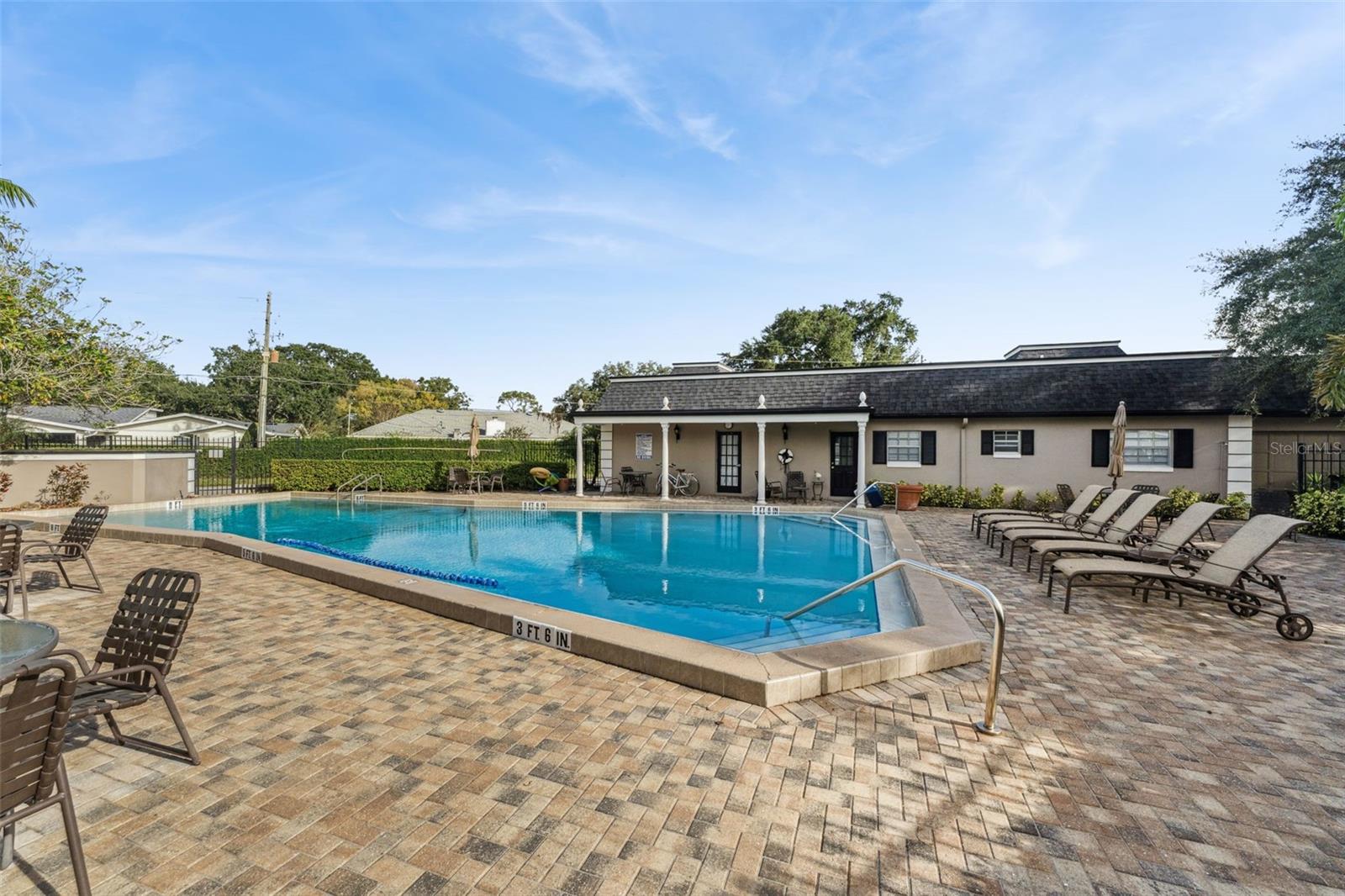 COUNTRY CLUB TWNHS WEST - Residential